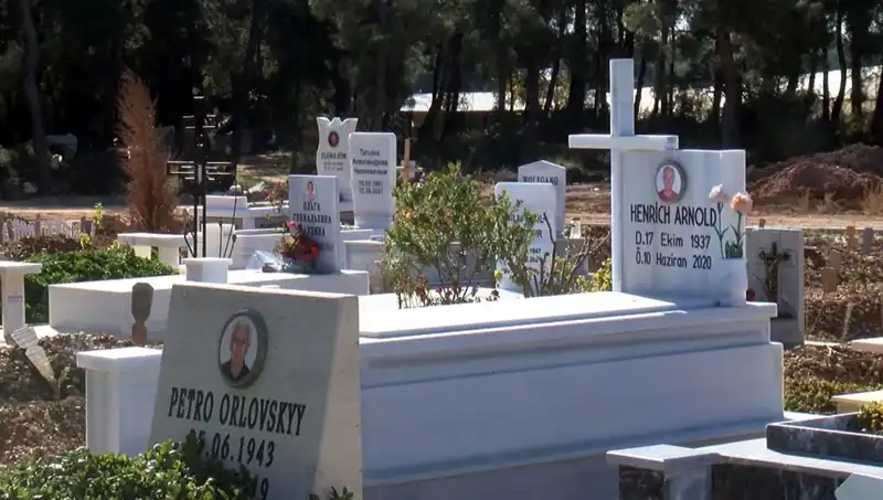Yabancılar Antalya'da Aile Mezarlığına Mihrak Oluyor!