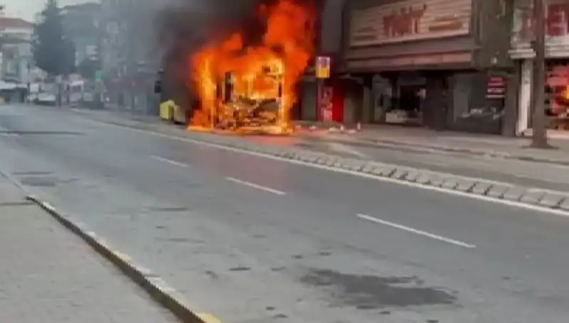 Ümraniye'de Korku Dolu Anlar: Aniden Alev Alan Bina Olayı