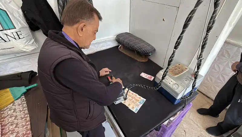 47 Yıllık Terzi Ahmet'in Tuhaf Alışkanlığı: Paralar Ütüleniyor!
