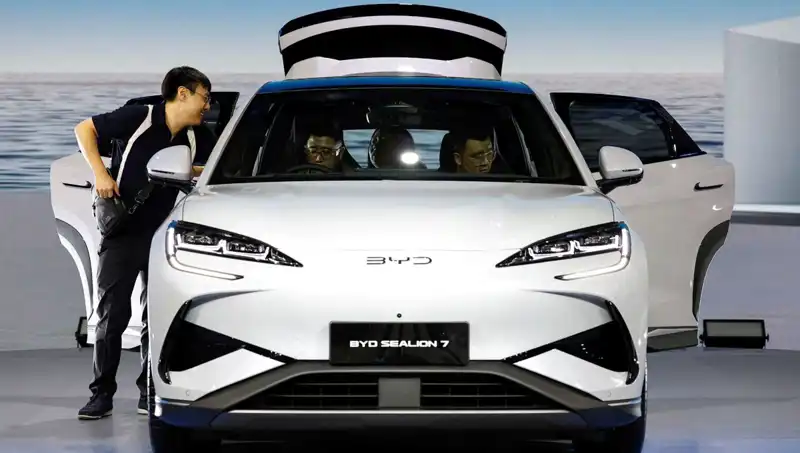 BYD, Tesla'yı Geride Bırakıyor: 100 Milyar Doları Aşan Satışlarla Zirveye Koşuyor