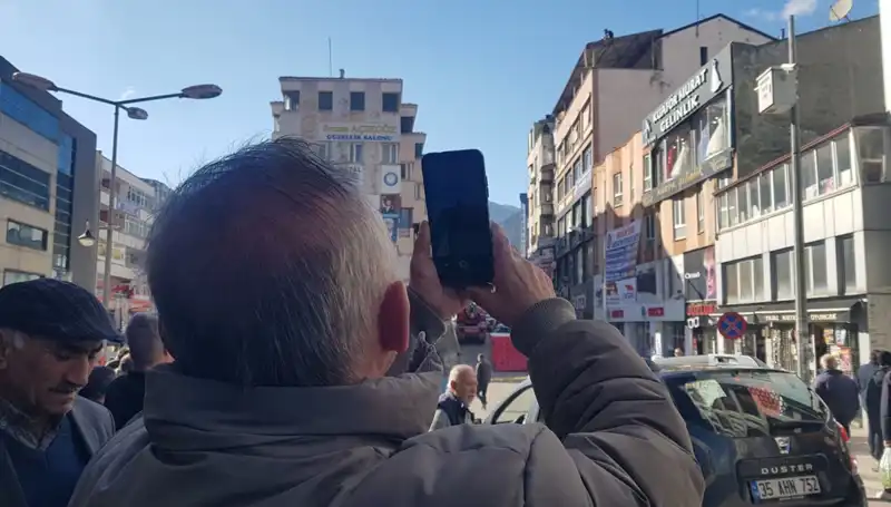 Çatıya Çıkan Kişiyi Görüntülemek İçin İki Arkadaşın Yarışı