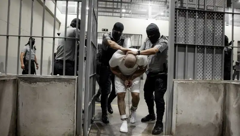 Trump'ın Cehennemi: El Salvador'da Göçmenler İçin Neler Oluyor?