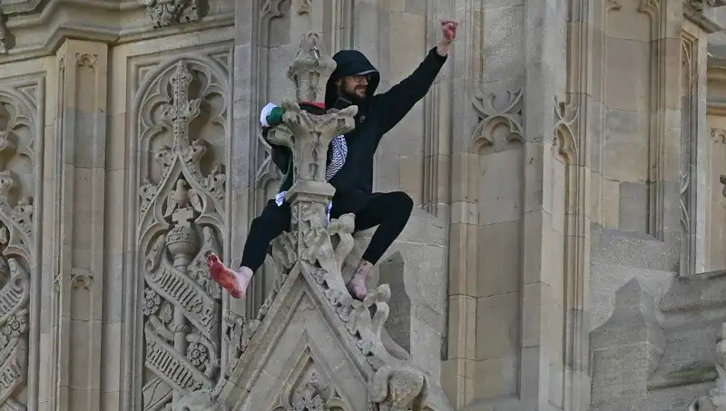 Londra’da Filistin Bayrağı ile Big Ben’e Tırmanan Gösterici Protesto Başlattı!