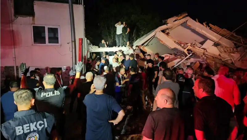 Balıkesir Sındırgı'da Şiddetli Deprem: Yaralar Açık, Tedirginlik Devam Ediyor