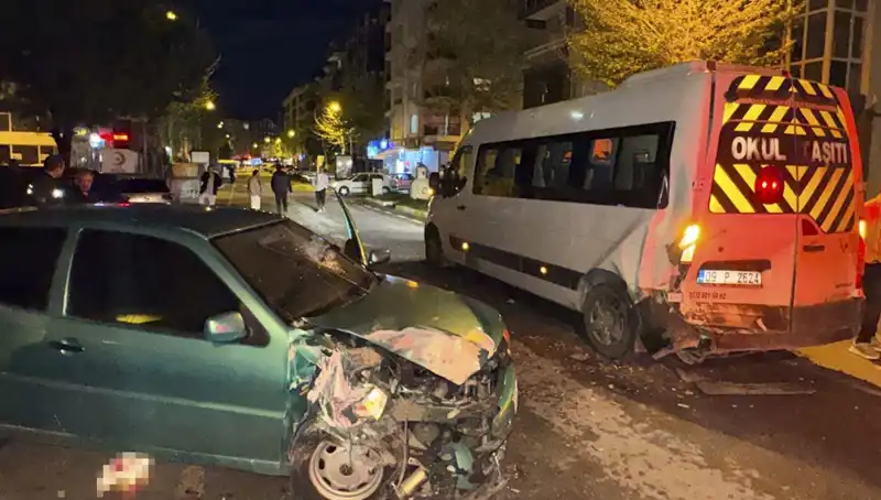 Otomobil Servis Minibüsüne Çarptı: 6 Kişi Yaralı, Kaza Anı Şok Edici!