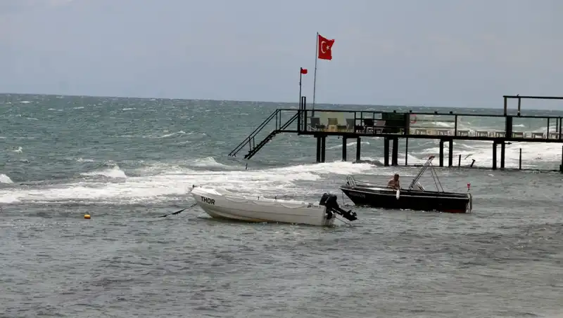 Aniden Güçlenen Poyraz Rüzgarı Sahilleri Etkisi Altına Aldı