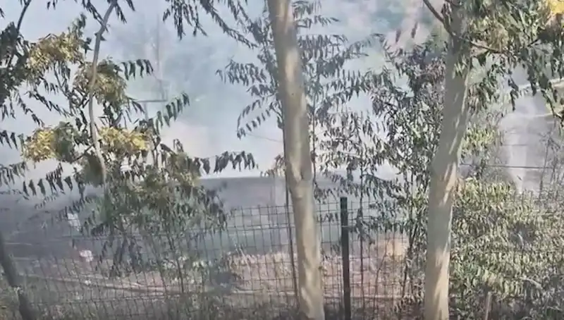 Sultangazi'de Otluk Alanda Yangın: Gecekonduya Zarar Verdi
