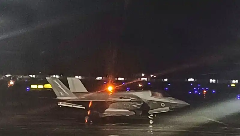 Hindistan’da Mahsur Kalan İngiliz Savaş Uçağı, Uzun Bekleyişin Ardından Havalandı!