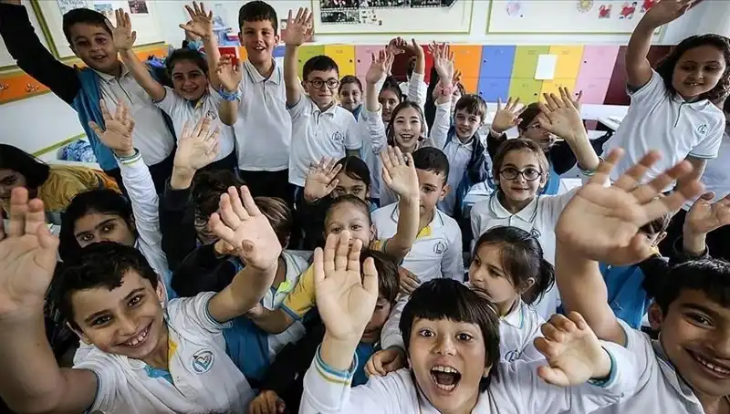 9 Günlük Tatilin Ardından Okullar Yeniden Açılıyor! Öğrenciler Merakla Dönüş Yapıyor