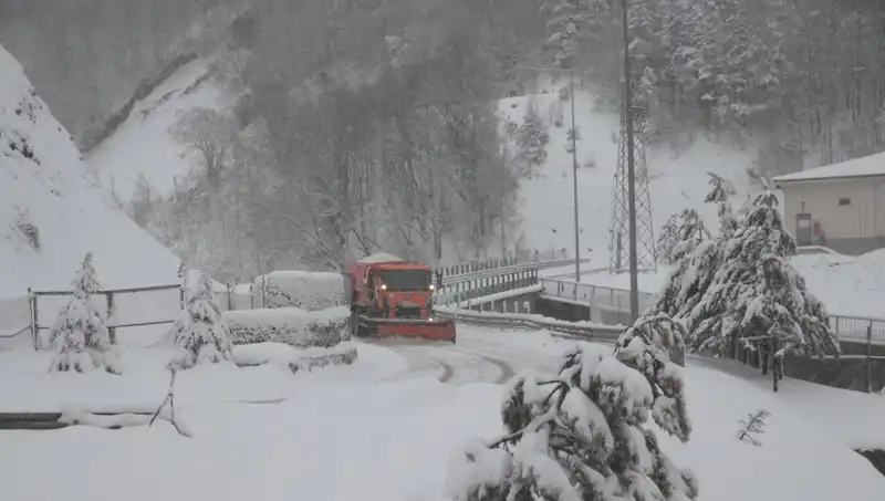 Bolu Dağı'nda Kar Yağışı: Kışın Büyülü Yüzü Yeniden Ortaya Çıkıyor