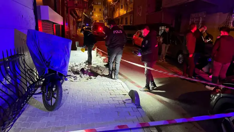 Küçükçekmece'de Plakasız Motosikletle Saldırı: Güvenlik Kameralarını Kandıran Şok Anlar