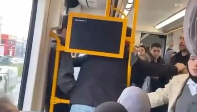: Metroda Tekme Tokat Kavga: Güvenlik Alarmı Verdi!