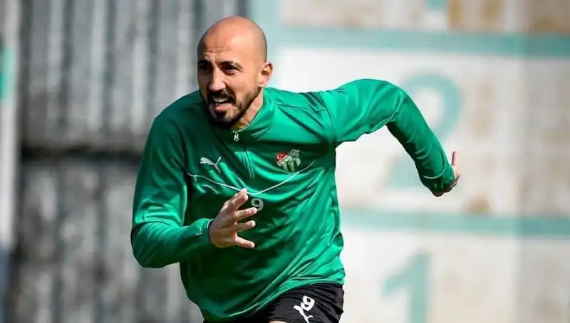 Milli Futbolcudan Şaşırtan Karar: 2. Lig'de Kariyerine Devam Edebilir!