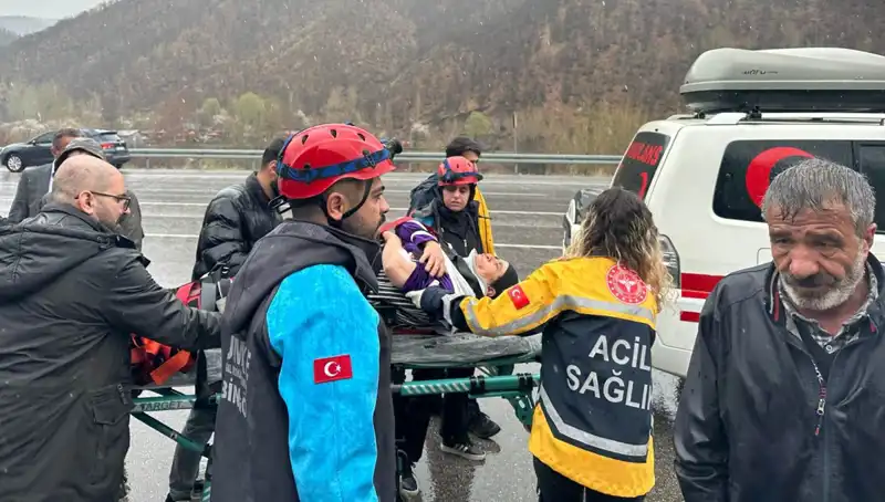 Dikkatsizlik Sonucu Otomobil İstinad Duvarına Çarptı: 5 Yaralı