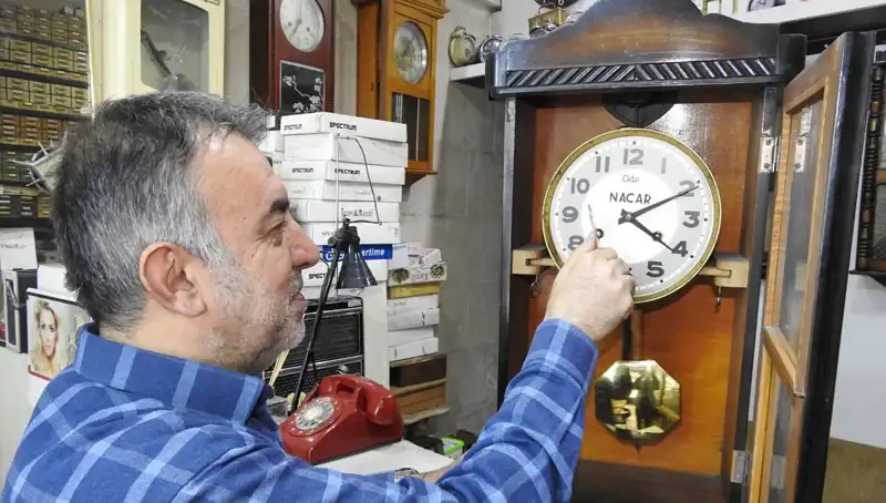 Zamanın İzinde: 10 Metrekarelik Dükkanında Tarihi Saatler Onarıyor