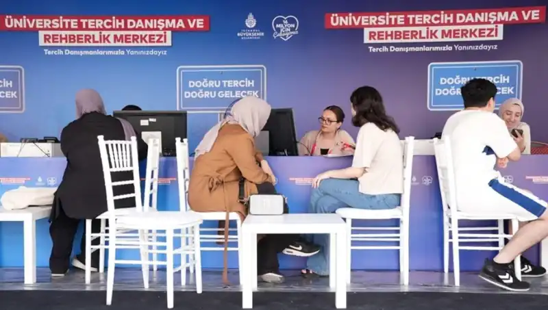 İstanbul'da 24 Noktada İBB Tercih Danışma ve Rehberlik Merkezleri Açıldı
