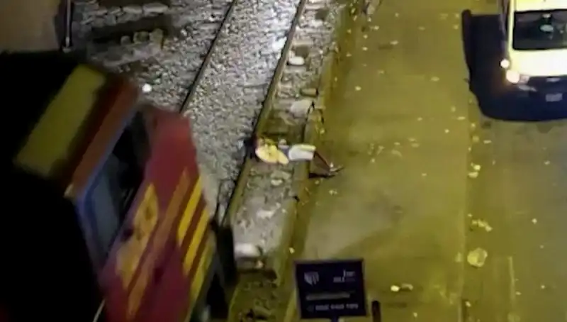Mucizevi An: Tren Çarpmasından Sonra Sağa Sol’a Yürüyen Adam
