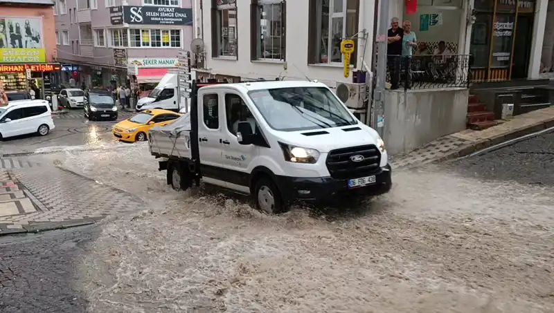 İstanbul'da 10 Dakkalık Sağanak, Su Baskınlarına Yol Açtı!