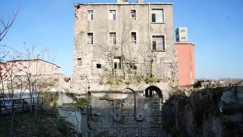 İstanbul’un Tarih Dolu Pençesinde: 1600 Yıllık Bina Hala Ayakta