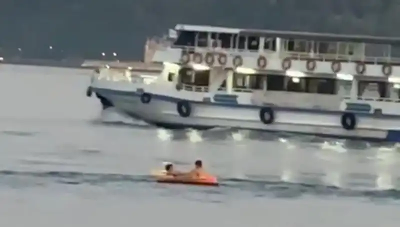 Sarıyer Sahilinde Denize Açılan İki Çocuğun Macerası