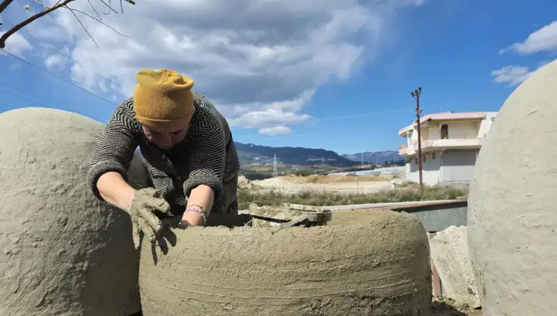 Hatay'da Kadınların Killi Topraktan Sanat Eseri Yaratma Mücadelesi