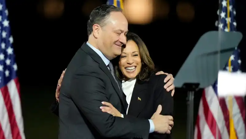 Trump, Kamala Harris’in Eşini Şok Edici Bir Şekilde Kovdu