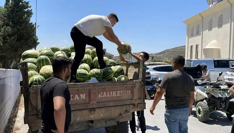 Karpuz Sezonu Başladı: Tonlarca Karpuzu Ücretsiz Dağıtan Hayırsever Kampanya!