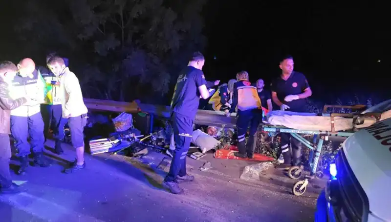 Dikkatsiz Sürücü Kazada Minibüsten Savrulmuş Yolcular Hayatlarını Kaybetti