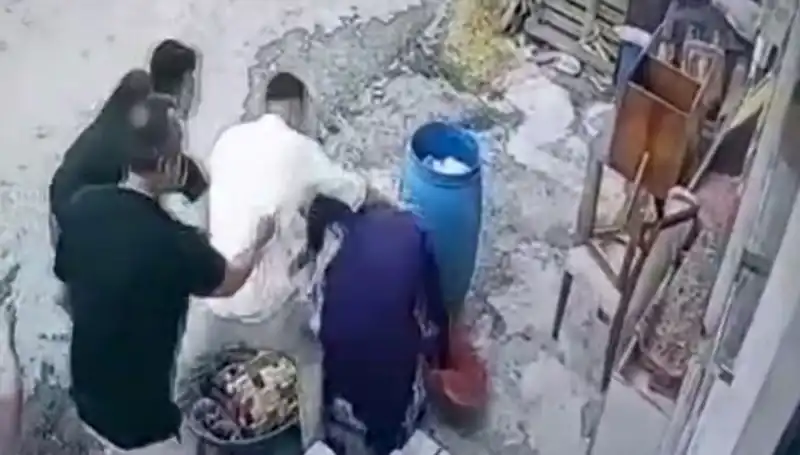 Başakşehir'de Bidon Krizi: Baba-Oğul 58 Yaşındaki Kadını Darbetti