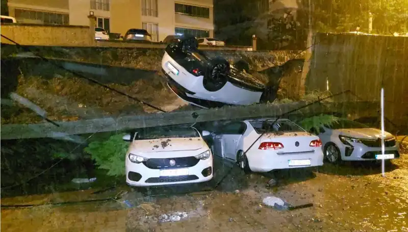 Duvar Çöktü, Park Halindeki 4 Araç Kullanılamaz Hale Geldi!