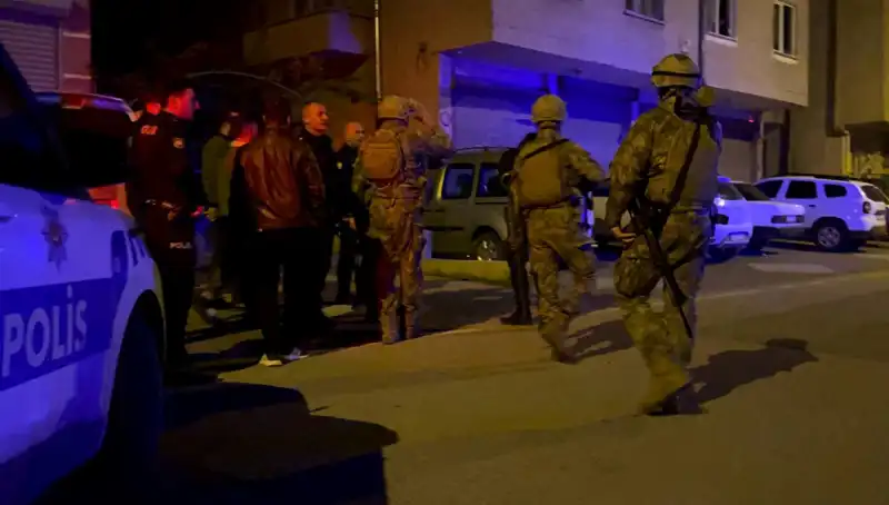 Balkondan Tüfekle Ateş Açan Şahıs, Evinde Barikat Kurdu