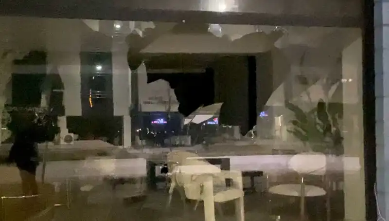 Mobilya Mağazasına Taşlı Saldırı: Müşteriler ve Personel Panik İçinde!
