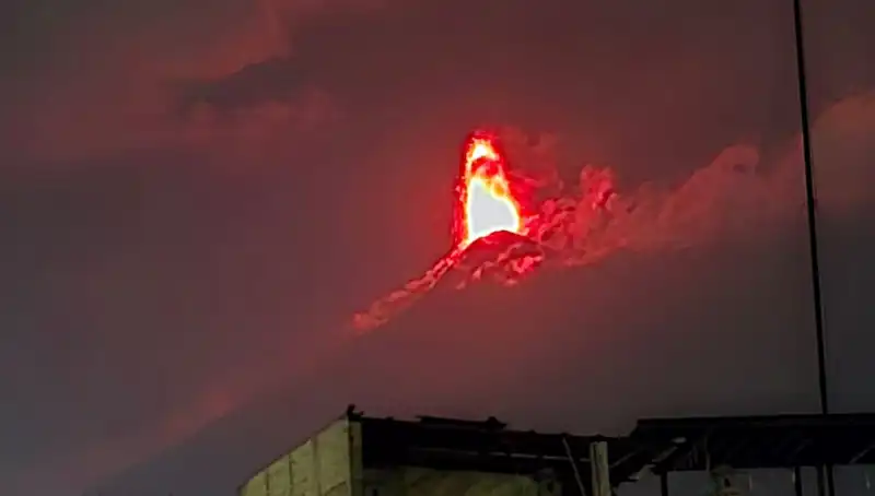 Fuego Yanardağı'nın Patlaması: 30 Bin Kişi Tahliye Olacak mı?