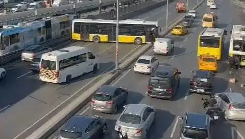 İETT Otobüsünün Çarptığı Araçlar Trafikte Chaos Yarattı