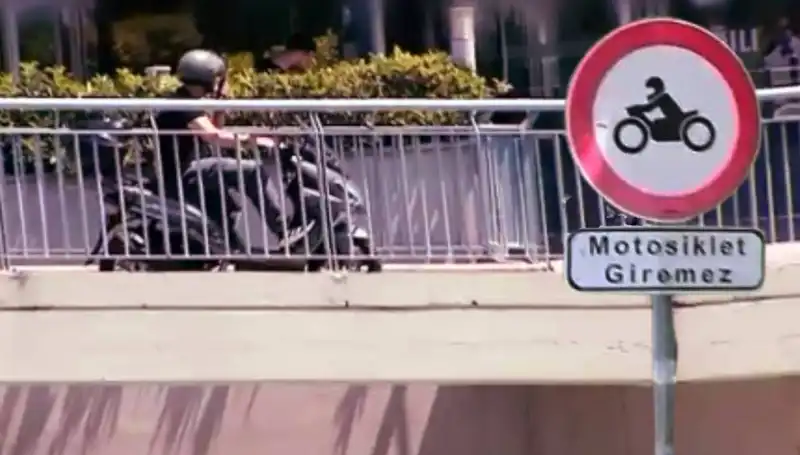 Üst Geçitteki Motokuryelerin İşgali: Şehirdeki Kaos Artıyor